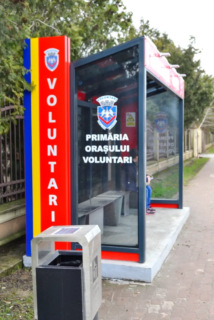 Stație de autobuz modernă în Voluntari, cu design roșu și geamuri fumurii