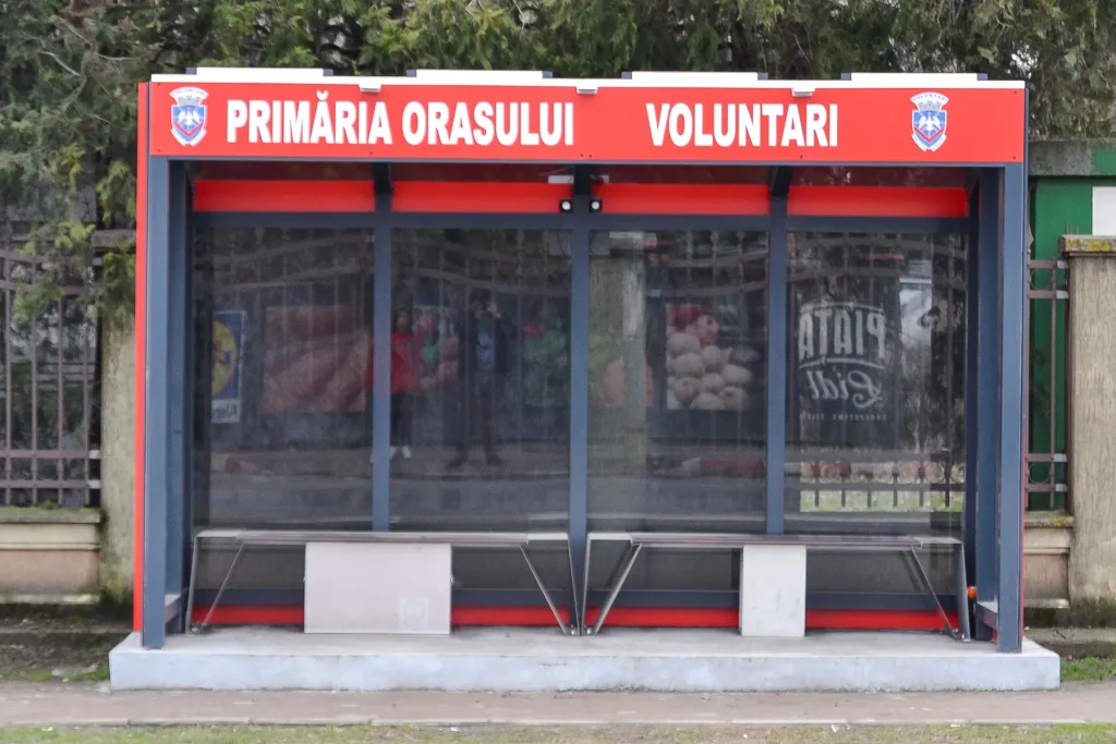 Stație de autobuz Voluntari cu geamuri fumurii și design modern