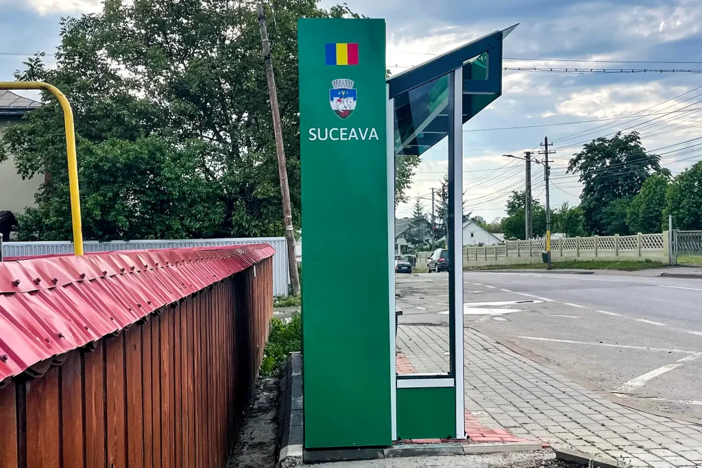 Stație autobuz Suceava, Centrofarm (vedere laterală)